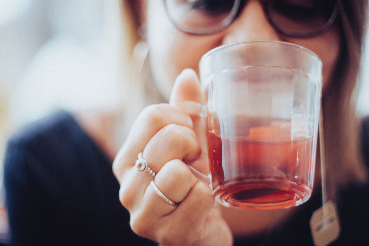 thandy-yung-SoE_IKP0do8-unsplash Frau trinkt aus einer Tasse Tee.